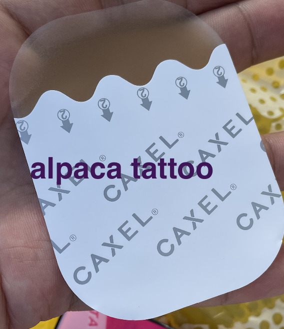 まじで買って後悔したドンキで販売中のタトゥー隠し『CAXEL(カクセル)』シールタイプでした。
逆にフィルムタイプは余裕で海とプールと温泉で楽しんでも全く剥がれないという点に注意。
買うなら絶対にフィルムタイプを買いましょう!